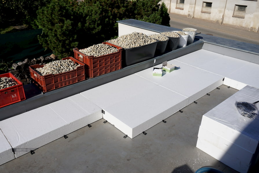 Střešní polystyren jako tepelná izolace při výsadbě extenzivní zelené střechy