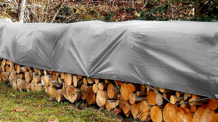 Plachta zakrývající dřevo na otop