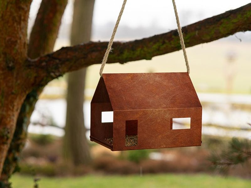 Cortenové ptačí krmítko Casa (zavěšené na větvi)