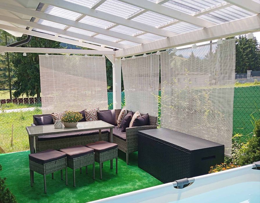 Bílá pergola zastřešení čirým polykarbonátem