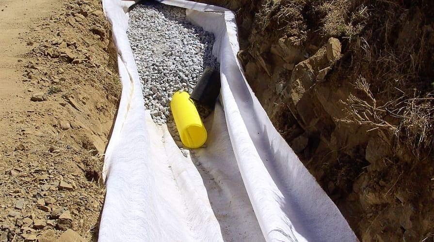 Geotextilie v trativodu