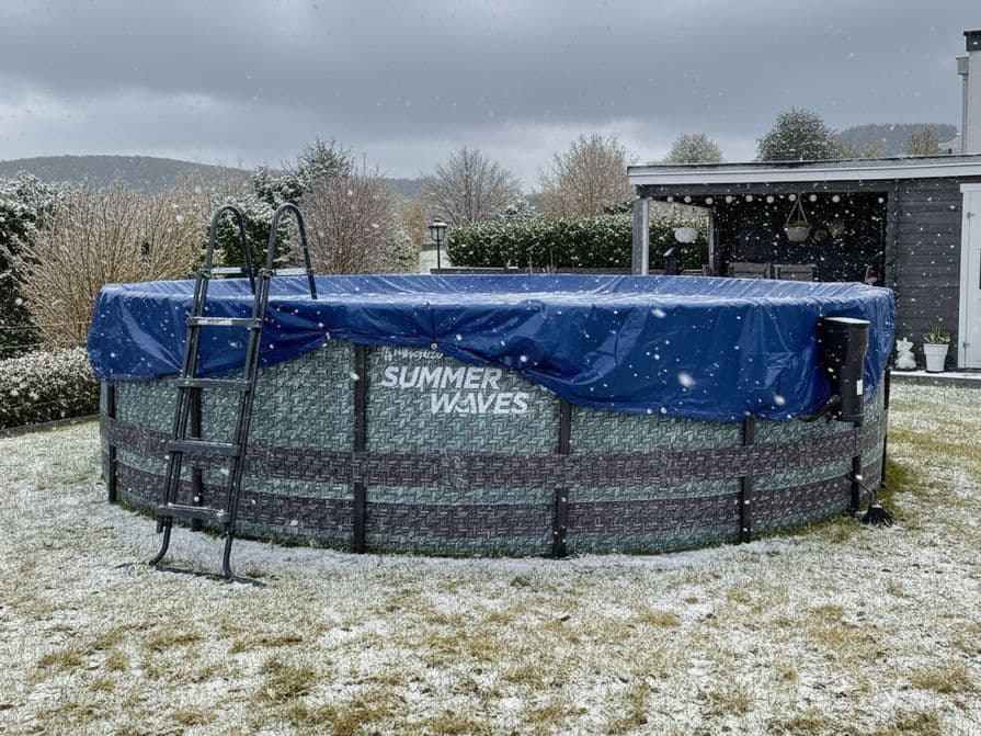 Nadzemní bazén zakrytý krycí plachtou