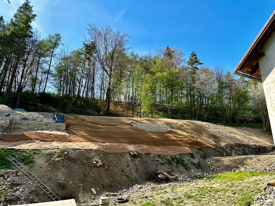 Protierozní rohože na svahu v zahradě