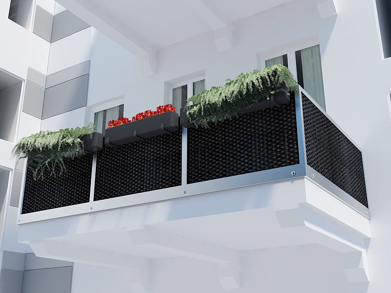 Ratanová zástěna instalovaná na balkoně