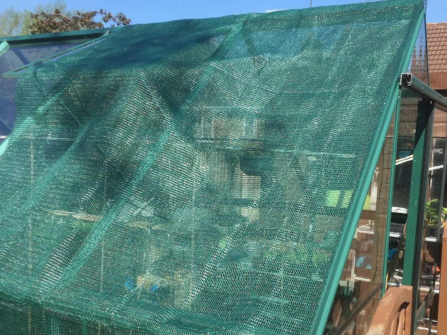 Skleník zakrytý stínicí tkaninou proti slunci