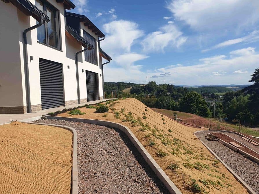 Svah u RD zpevněný kokosovou sítí