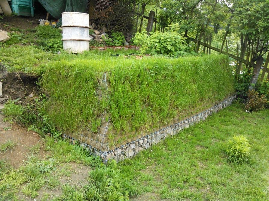 Terasa ve svahu (gabiony, rohože)