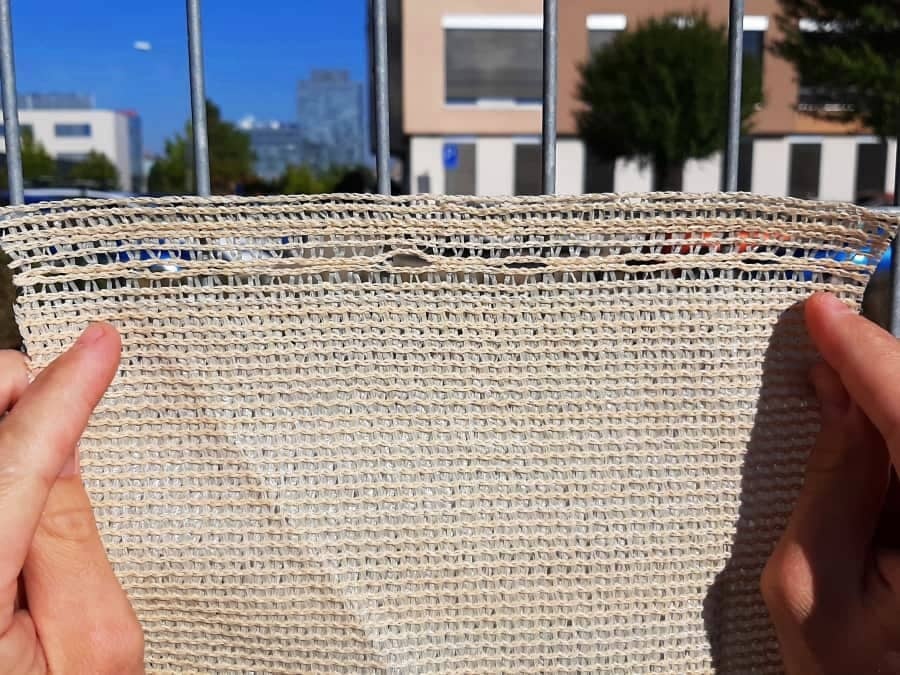 Průhlednost stínovky Shadenet 95/150 g (pohled proti plotu).