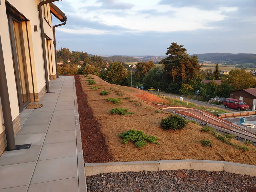 Svah u domu zpevněný kokosovou sítí (2025)