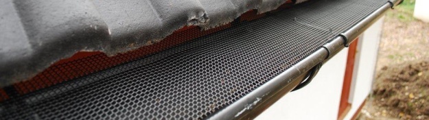 Síť do okapů na okapovém žlabu