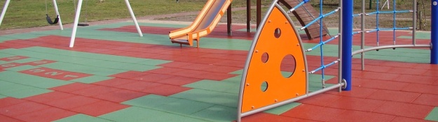 Gumová dlažba na dětském hřišti s prolézačkami