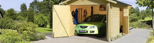 Dřevěná garáž Karibu se zaparkovaným vozem zelené barvy