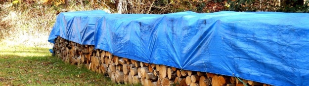 Zakrývací plachty chránící dřevo na otop