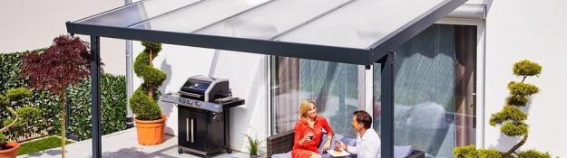 Zahradní pergola s polykarbonátem nad vstupem do domu