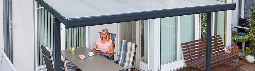 Hliníková pergola u vchodu do rodinného domu