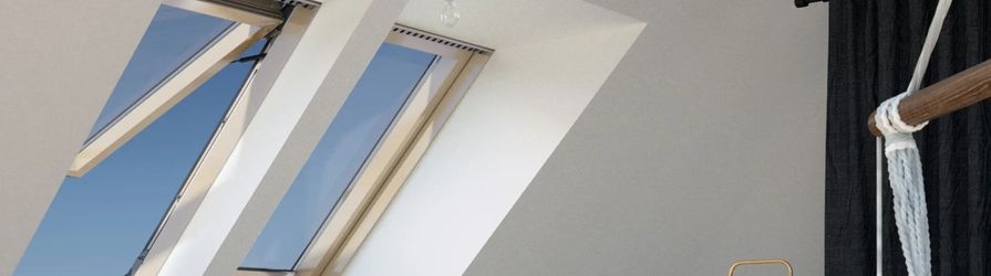 Dřevěná střešní okna v pokoji