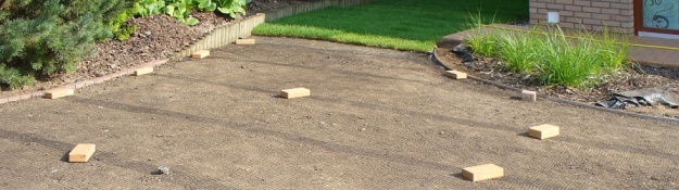 Síť proti krtkům zatížená kameny