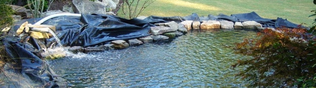 Zahradní folie instalovaná jako ochrana jezírka