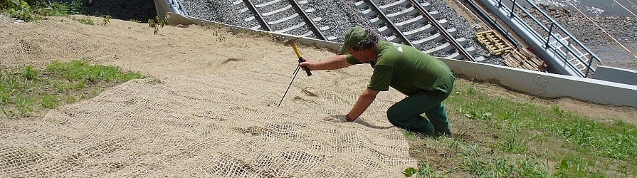 Jutová síť ve svahu nad silnicí