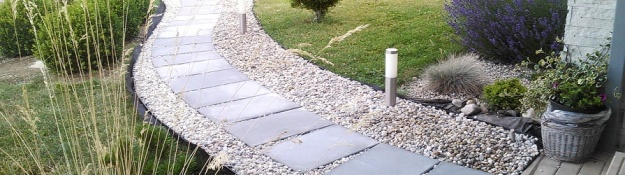 Zahradní obrubníky okolo venkovního chodníčku