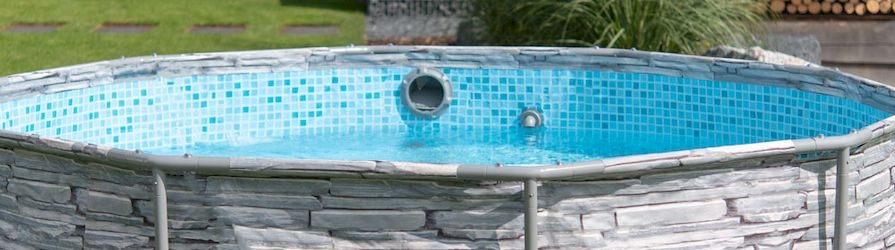 Nadzemní bazén v zahradě