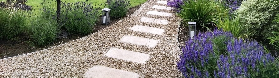 Ocelový obrubník podél zahradní cestičky s výsadbou