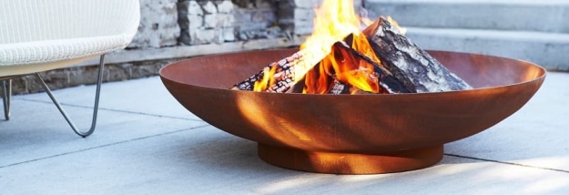 Oheň v cortenovém ohništi