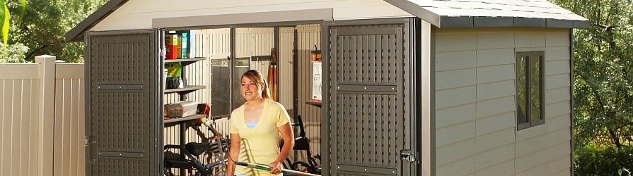 Žena ve dveřích plastového zahradního domku