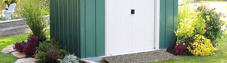 Plechové zahradní domky na zahradě