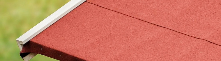 Červená střešní krytina zahradním altánu