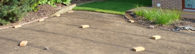 Síť proti krtkům zatížená kameny