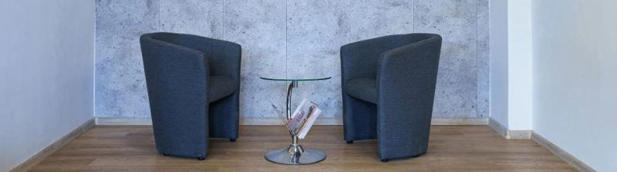 Stěnové panely v zasedací místnosti