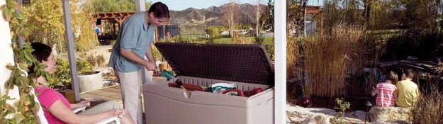 Muž vytahující náčiní ze zahradního úložného boxu