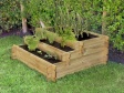 Vyvýšený záhon LanitPlast Potting5 s výsadbou zeleniny umístěný na zeleném trávníku